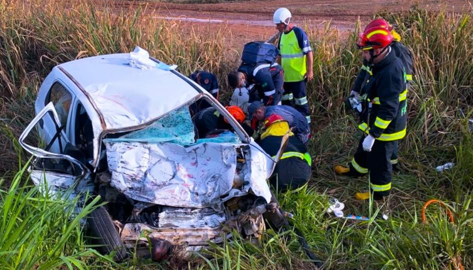 ​Colisão frontal entre carro e caminhão deixa motorista ferido.