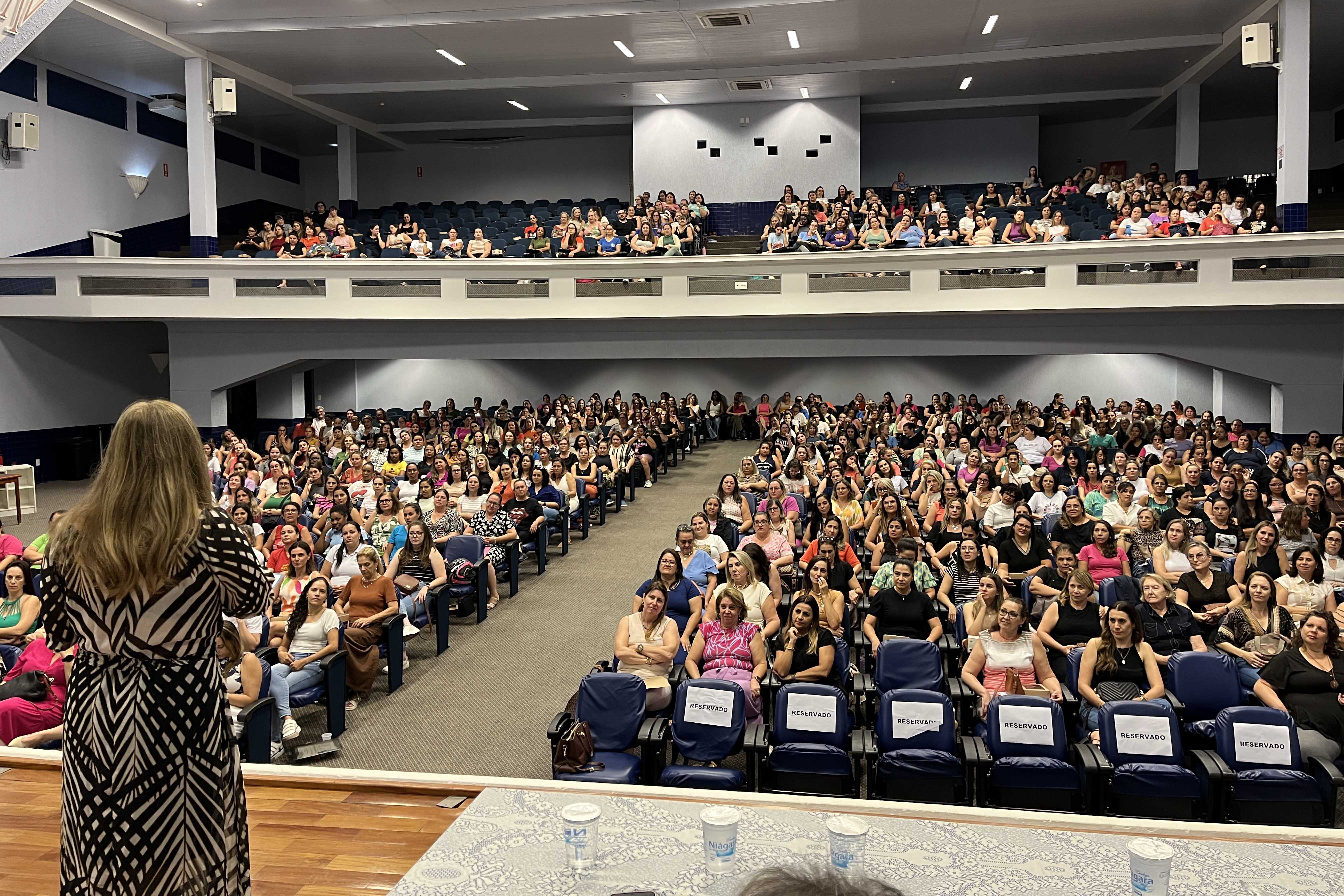 Palestra comemora o Dia dos Professores e reúne mais de 600 profissionais da rede municipal