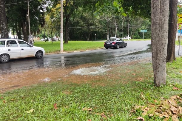 Rompimento de adutora causa transtornos